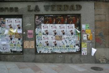 La modificación de la ordenanza pretende evitar imágenes como esta fachada llena de carteles. (Foto: JOSÉ PAZ)