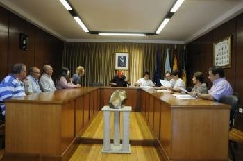 La Corporación municipal de Boborás durante una reciente sesión de pleno. (Foto: MARTIÑO PINAL)