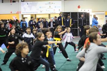 Varios jugadores y directivos del COB presencian una exhibición de artes marciales en Megaxove. (Foto: MARTIÑO PINAL)