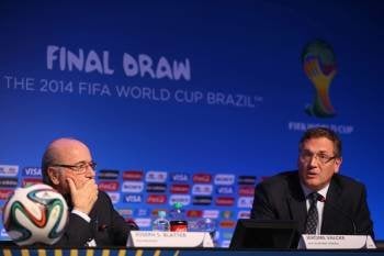 Blatter (i), escucha al secretario de la FIFA, Jérôme Valcke. (Foto: M.SAYÃO)