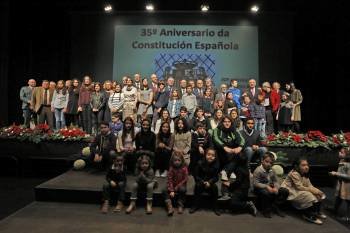 Las autoridades posaron con los alumnos premiados al término del acto celebrado en el Auditorio. (Foto: XESÚS FARIÑAS)