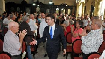 Núñez Feijóo saluda a los asistentes al acto en el Centro Gallego de La Habana. (Foto: ERNESTO MASTRASCUSA)