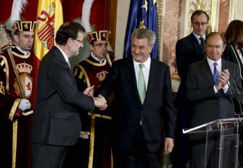 Rajoy felicita a Posada tras su discurso. Arriba (dcha), con el presidente del Constitucional. Abajo, Rubalcaba y Soraya Rodríguez con Posada. (Foto: JUANJO MARTÍN)