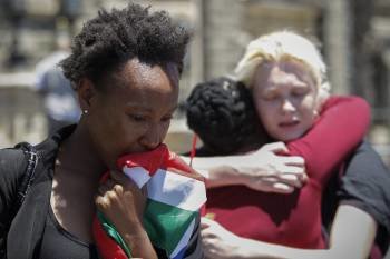 Tres sudafricanos muestran su pesar por el fallecimiento de su expresidente. (Foto: NICK BOTHMA)
