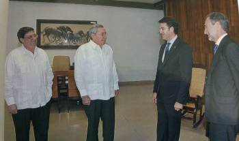 Núñez Feijóo, durante su encuentro de ayer con el presidente cubano Raúl Castro.
