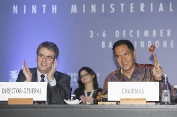 Roberto Azevedo y Gita Wirjawan celebran el acuerdo sobre la reforma de la OMC en Bali. (Foto: MADE NAGI)