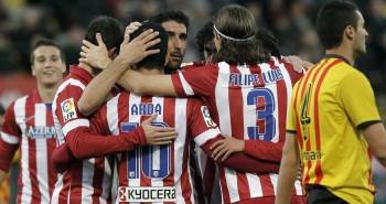 Los jugadores del Atlético celebran uno de los cuatro goles. (Foto: ALBERT OLIVÉ)