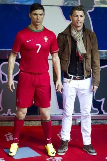Ronaldo y su réplica de cera. (Foto: EFE )