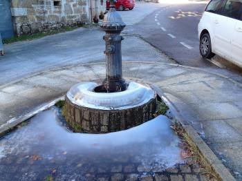 Una fuente totalmente helada en la localidad de Montederramo, en la jornada de ayer. (Foto: MIGUEL ÁNGEL)
