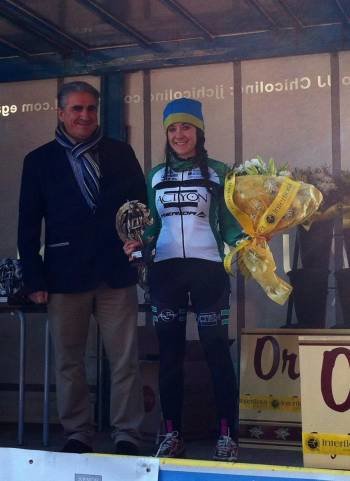 Xiana Conde, con el trofeo de ganadora en Boiro.