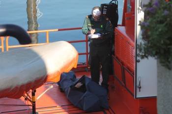 Un agente elabora el informe mientras examina el cuerpo en cubierta. (Foto: PABLO F.E.)