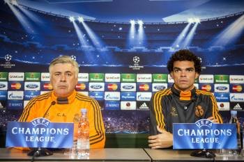 Ancelotti y Pepe, ayer durante la rueda de prensa que ofrecieron en Copenhague. (Foto: N. LINARES)