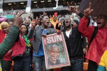 Miles de personas despiden con júbilo a Mandela, en el estadio de fútbol. (Foto: DAI KUROKAWA)