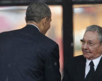 KIM LUDBROOK (Foto: Momento en que Obama y Castro se estrechan la mano.)