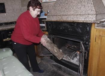 Luisa López mantiene su casa a 22 grados con una chimenea. (Foto: MIGUEL ÁNGEL)