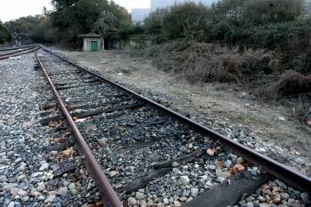 El vertido sobre las vías tiznó de negro la tierra, en la estación de Taboadela. (Foto: MARCOS ATRIO)