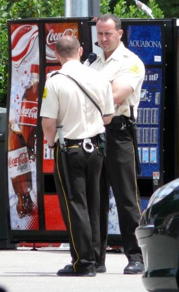 Dos agentes de seguridad privada, durante una operación de vigilancia.