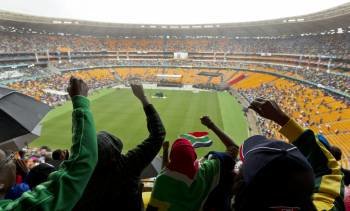 Jóvenes sudafricanos alzan sus manos durante el multitudinario servicio religioso oficial.  (Foto: HOLLANDER)