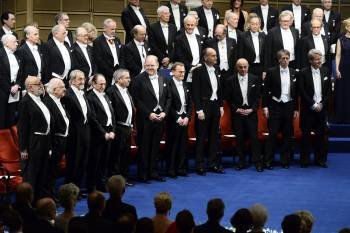 Foto de familia de los galardonados en la nueva edición de los Premios Nobel. (Foto: FREDRIK SANDBERG)