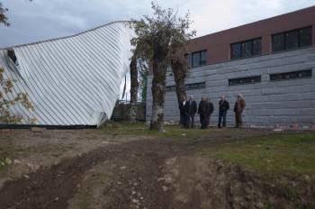 Manuel Baltar comprobó los daños que causó el viento el pasado miércoles en Mugueimes.