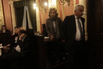 Los socialistas María Devesa y Antonio Rodríguez Penín abandonan el pleno para no votar contra la compatibilidad de un funcionario. (Foto: MIGUEL ÁNGEL)