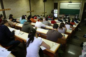 Universitarios en una clase en la Facultad de Filología del Campus de Vigo. (Foto: VICENTE)
