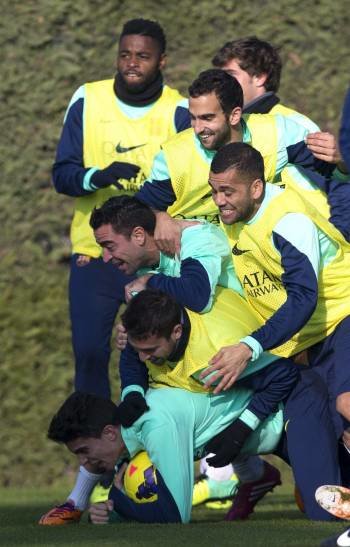 Los jugadores del Barcelona, ayer durante el entreno. (Foto: A. GARCÍA)