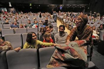 Los actores sorprendieron a los espectadores bajando del escenario con la alfombra mágica de Aladino. (Foto: FOTOS XESÚS FARIÑAS)
