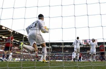 Isco recoge la pelota nada más marcar el primer gol del Real Madrid en Pamplona. (Foto: JESÚS DIGES)
