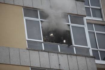 Los bomberos intentan sofocar el fuego, que se originó posiblemente por una manta eléctrica. (Foto: FOTOS: JOSÉ PAZ)
