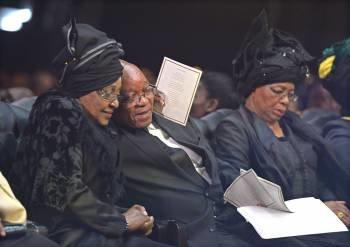 El presidente Jacob Zuma,  abrazado por Winnie Mandela. (Foto: ODD ANDERSEN)