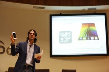 Javier Bordeje, de Primux Tech, en la reciente presentación de móviles. (Foto: ARCHIVO)