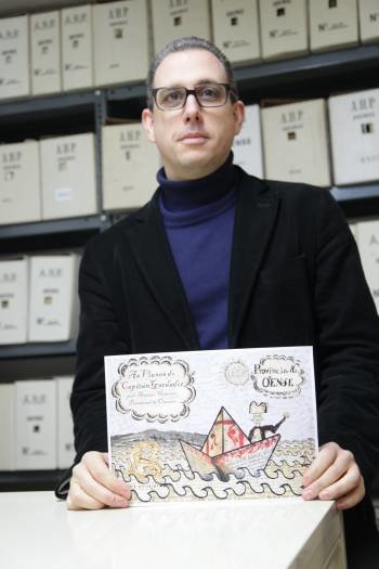 Pablo Sánchez Ferro, con el cartel de la serie, en el Arquivo. (Foto: JOSÉ PAZ)