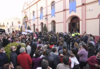 Concentración vecinal en Alcalá de Guadaira. (Foto: CARO)