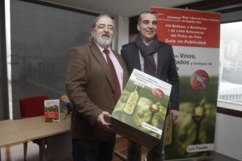 Luis Paadín (izq.), con el presidente de la Denominación de Orixe Ribeiro, Miguel Ángel Viso. (Foto: MIGUEL ÁNGEL)