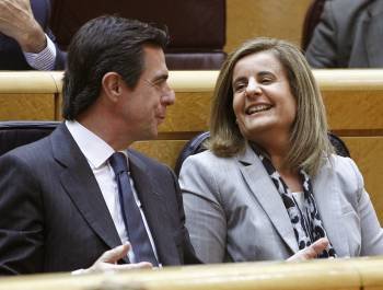 Los ministros de Industria y Empleo, José Manuel Soria y Fátima Báñez, ayer en el pleno del Senado. (Foto: BALLESTEROS)