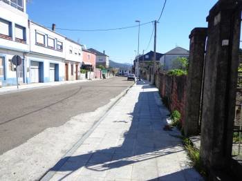 Una calle del núcleo urbano de Perín. (Foto: J.C.)