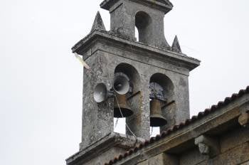 Los altavoces de la discordia, en el campanario de la iglesia de San Martiño de Cameixa. (Foto: MARTIÑO PINAL)