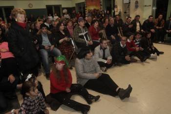 Usuarios, monitores, alcaldes y familiares durante la fiesta navideña de aniversario. (Foto: FOTOS: MIGUEL ÁNGEL)