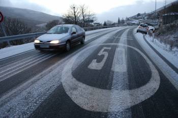 La nieve se dejaba ver ayer en la A52 a su paso por los altos de la Canda y el Padornelo. (Foto: ALBERTE)