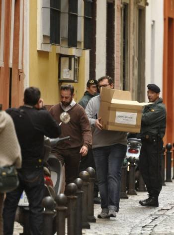 Agentes de paisano trasladan documentación del registro realizado en la sede de la UGT en Sevilla. (Foto: RAÚL CARO)