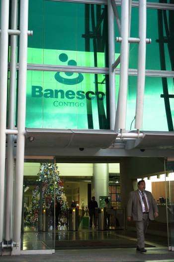 Entrada de la sede principal de Banesco en el centro de Caracas. (Foto: S.D.)