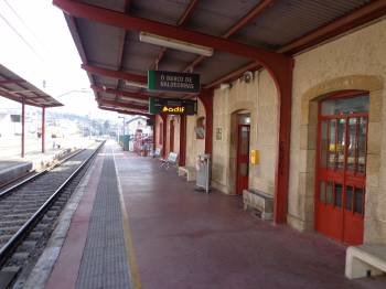 Andenes de la estación de ferrocarril de O Barco. (Foto: J.C.)