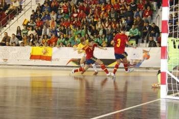 Dos jugadoras españolas defienden el ataque brasileño, ayer en Ciudad Real.