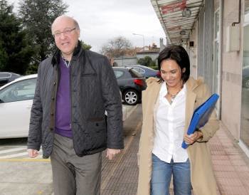 El alcalde, Agustín Fernández, y la secretaria de la agrupación local, Carmen Rodríguez. (Foto: XOÁN REY)