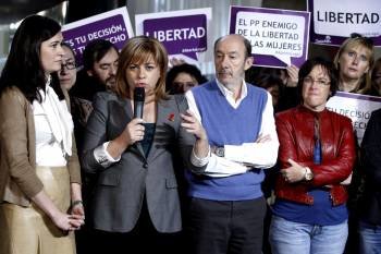Valenciano y Pérez Rubalcaba, en un acto del PSOE contra la nueva ley del Gobierno del PP. (Foto: FERNANDO ALVARADO)