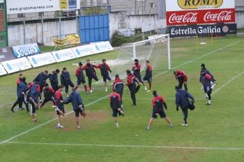 Los jugadores del CD Ourense, ayer durante el entrenamiento previo al partido (Foto: JOSÉ PAZ)