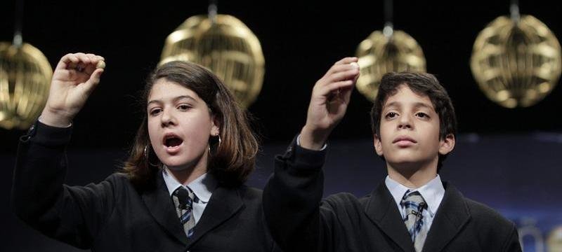 Los niños del Colegio de San Ildefonso, Andrea Ladrón de Guevara y Joel Fernández Godos, han cantado el número 62.246 que ha sido agraciado con el Gordo