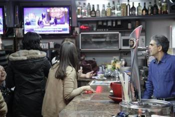 Clienta de un bar, atenta al sorteo. (Foto: J.P.)