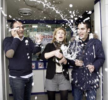 Celebración en la administración de lotería de O Rosal que vendió parte del 'Gordo'. (Foto: SALVADOR SAS)